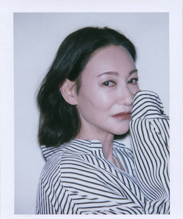 条纹衬衣搭配短发拍摄撕拉片 惠英红诠释酷飒与活力并存的时尚感 -7