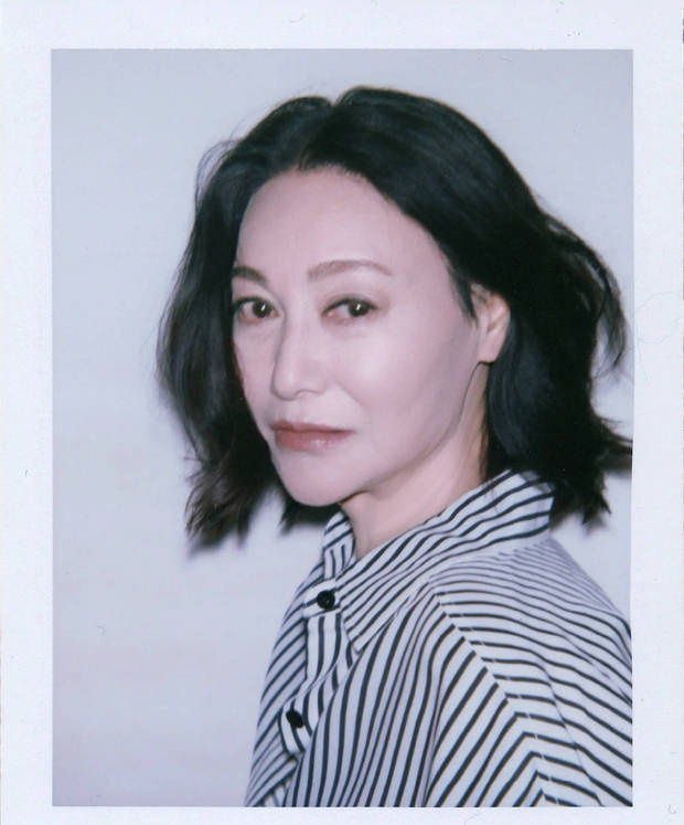 条纹衬衣搭配短发拍摄撕拉片 惠英红诠释酷飒与活力并存的时尚感 -1