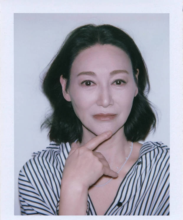 条纹衬衣搭配短发拍摄撕拉片 惠英红诠释酷飒与活力并存的时尚感 -6