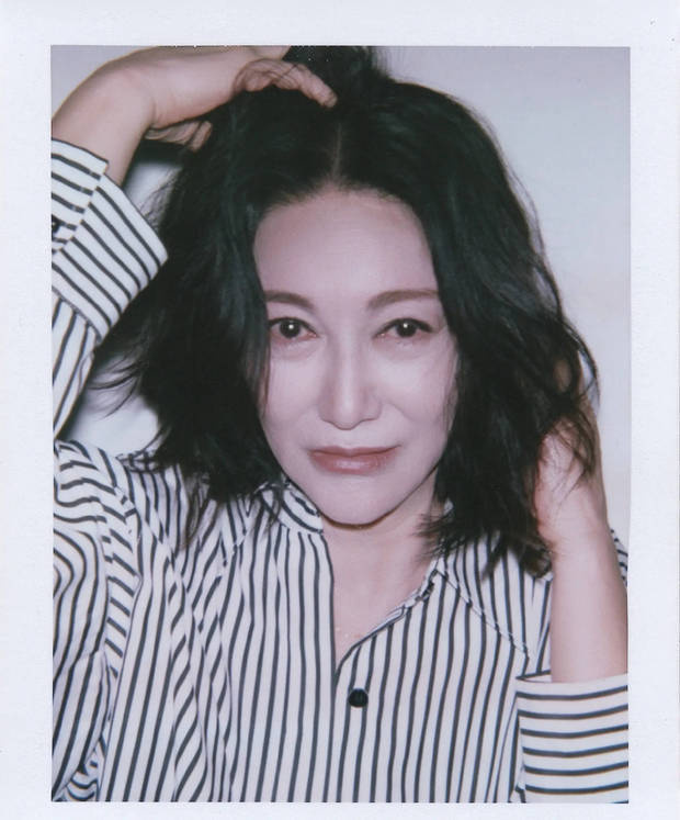 条纹衬衣搭配短发拍摄撕拉片 惠英红诠释酷飒与活力并存的时尚感 -4