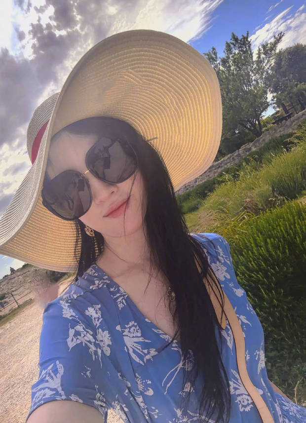 刘亦菲蓝裙碎花配素颜，清新明媚似少女 -1