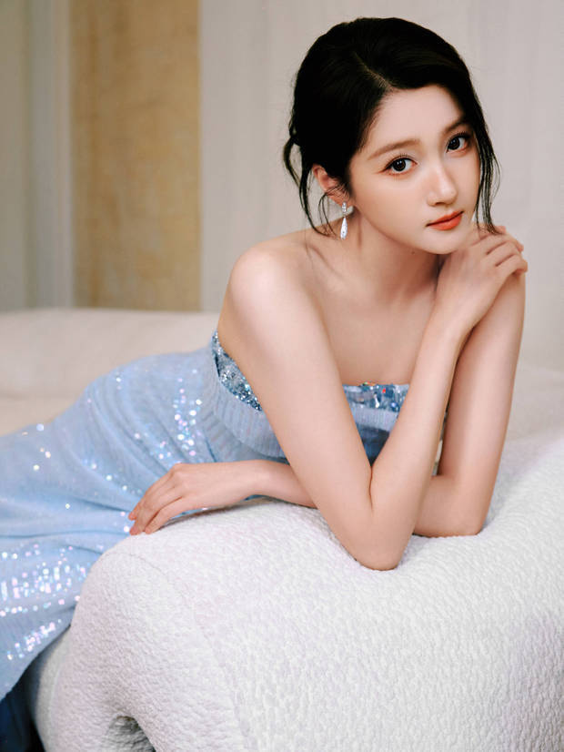 关晓彤蓝色抹胸开叉裙，美腿吸睛，妩媚动人 -5