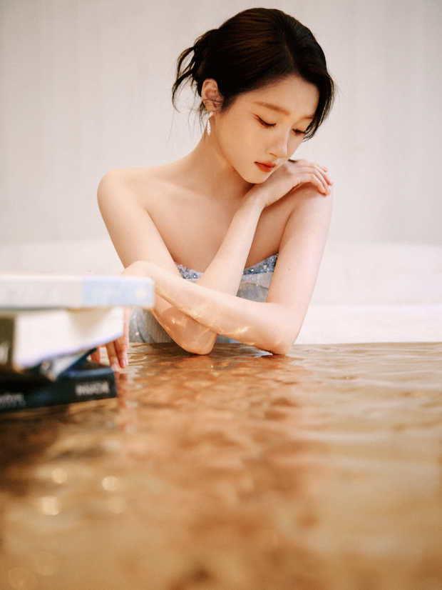 关晓彤蓝色抹胸开叉裙，美腿吸睛，妩媚动人 -1