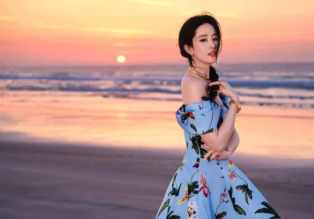 刘亦菲阿布扎比夕阳下的漫步，畅享阿拉伯美食 -1