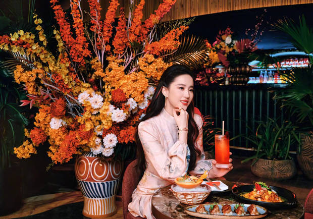 刘亦菲阿布扎比夕阳下的漫步，畅享阿拉伯美食 -2
