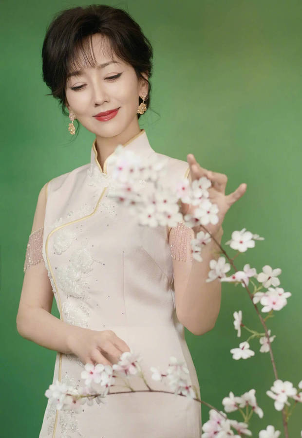 赵雅芝71岁穿旗袍如画中仙！古韵旗袍配优雅气质，岁月不败美人 -5