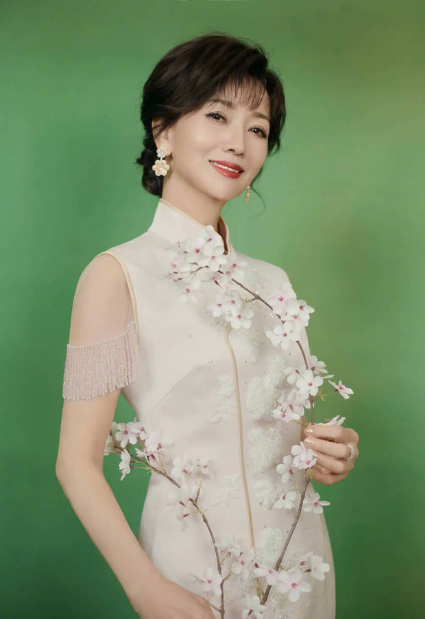 赵雅芝71岁穿旗袍如画中仙！古韵旗袍配优雅气质，岁月不败美人 -4