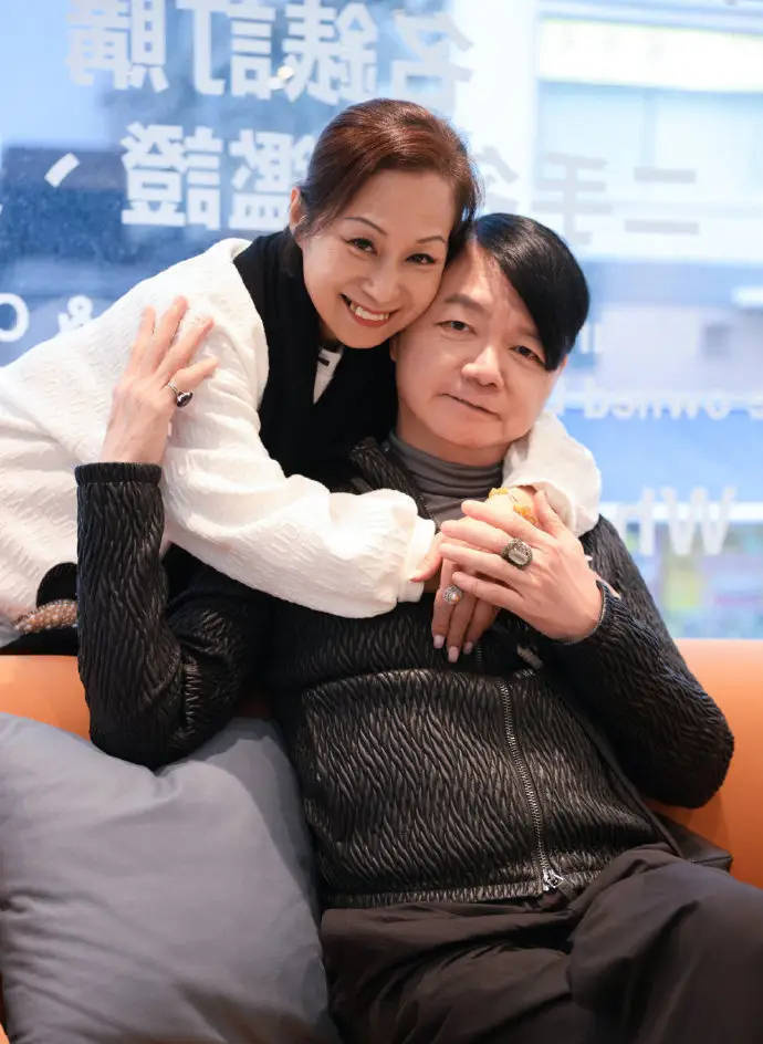 艾威公布爱妻Lisa告别仪式，二人相伴18年无子女 -1