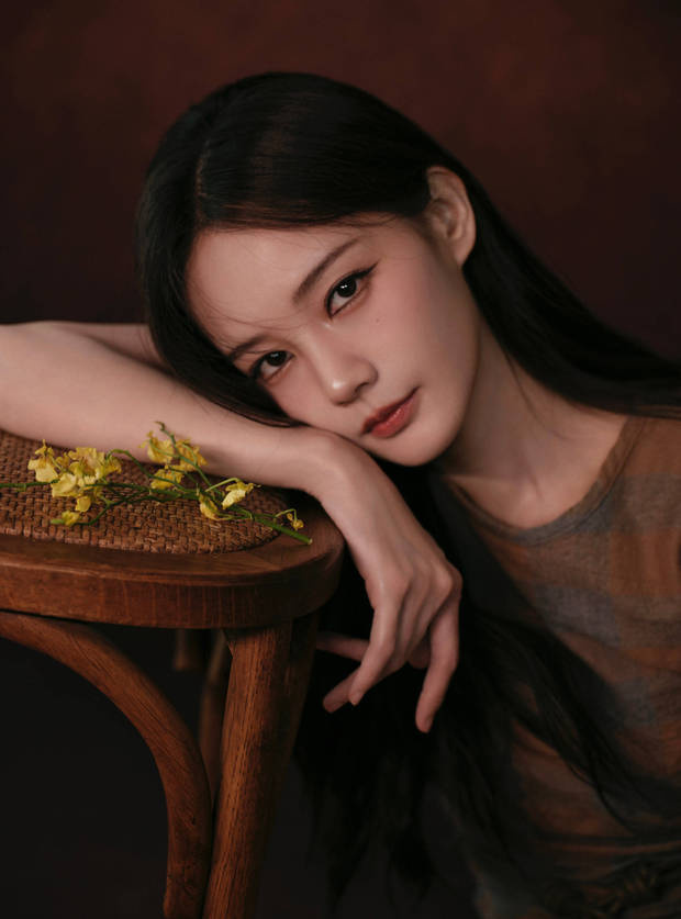 李一桐格纹裙装造型封神！收腰设计秀蛮腰卷发披肩氛围感拉满 -7