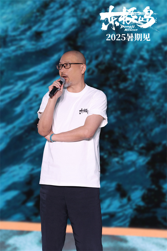 管虎携《东极岛》亮相2025暑期档电影片单发布会 -1