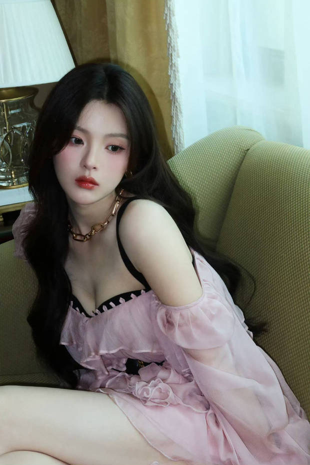 杨超越粉色吊带裙造型曝光！大波浪卷发勾勒少女蔷薇的浪漫轮廓 -4