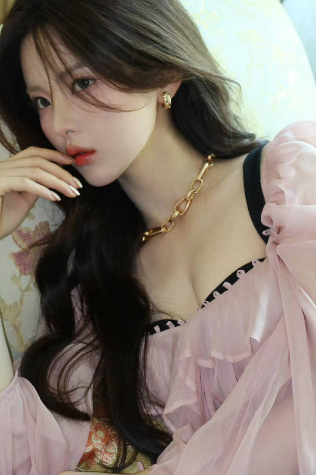 杨超越粉色吊带裙造型曝光！大波浪卷发勾勒少女蔷薇的浪漫轮廓 -1