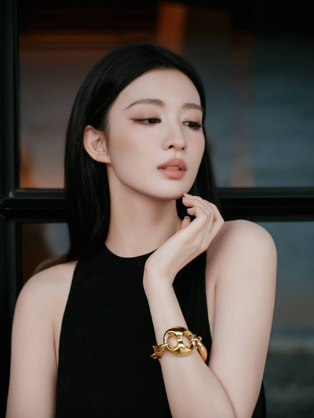 黑裙开衩显曲线！王楚然黑长直造型冷艳酷飒 -3