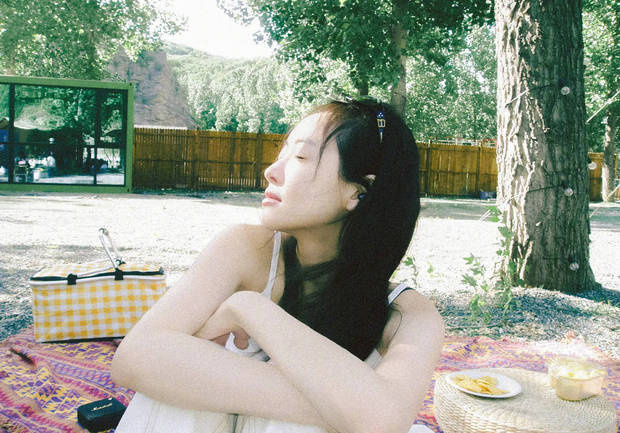 宋茜穿白吊带素颜亮相，明媚甜美感拉满 -4