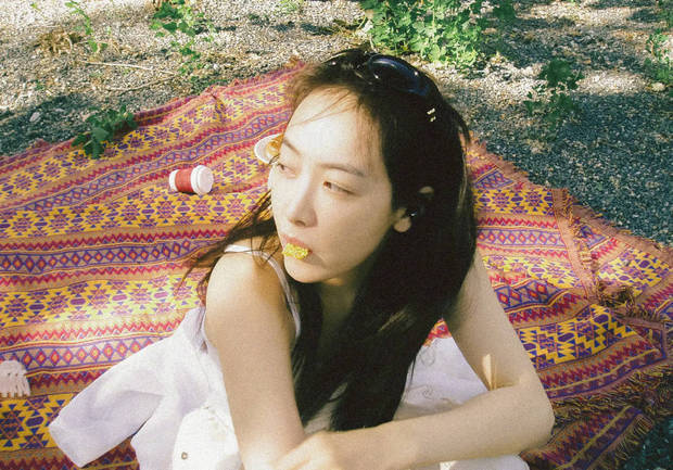 宋茜穿白吊带素颜亮相，明媚甜美感拉满 -1