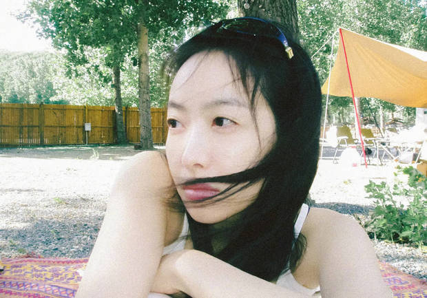 宋茜穿白吊带素颜亮相，明媚甜美感拉满 -3