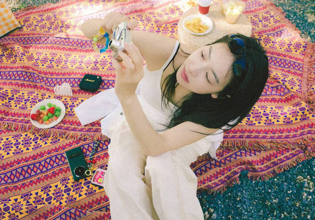 宋茜穿白吊带素颜亮相，明媚甜美感拉满 -9