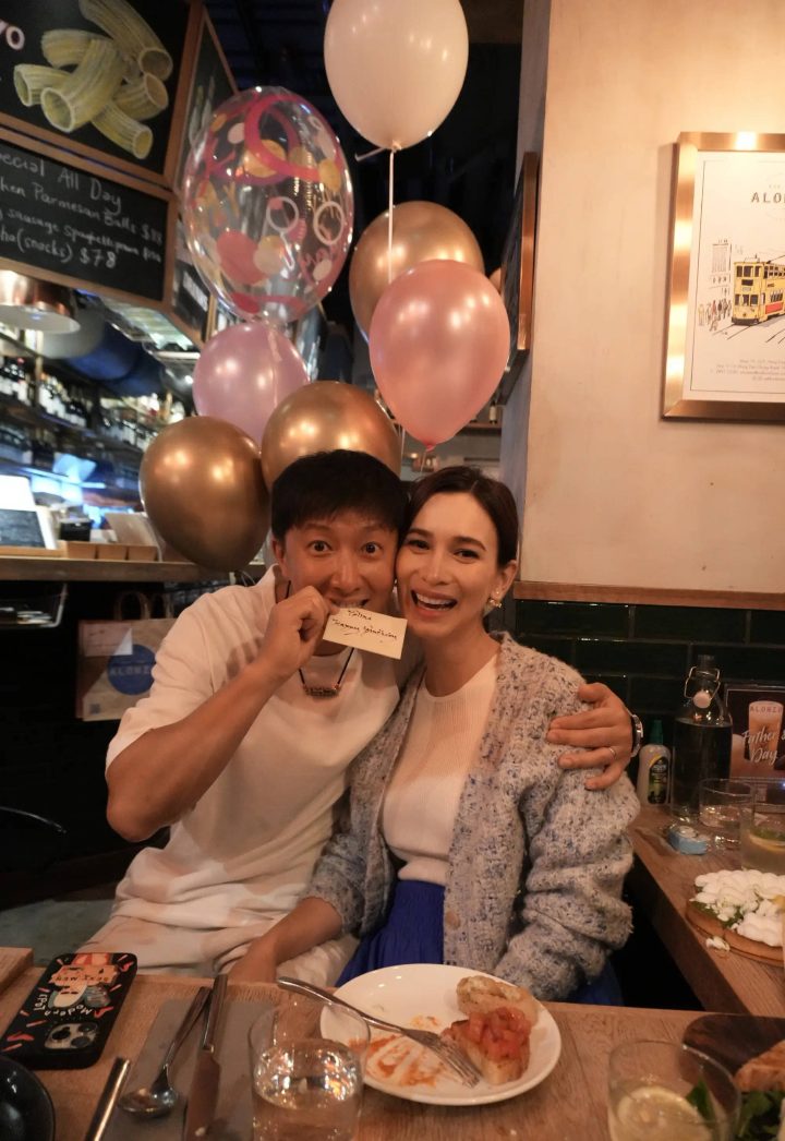 韩庚为卢靖姗庆40岁生日，贴脸合照糖分超标 -3