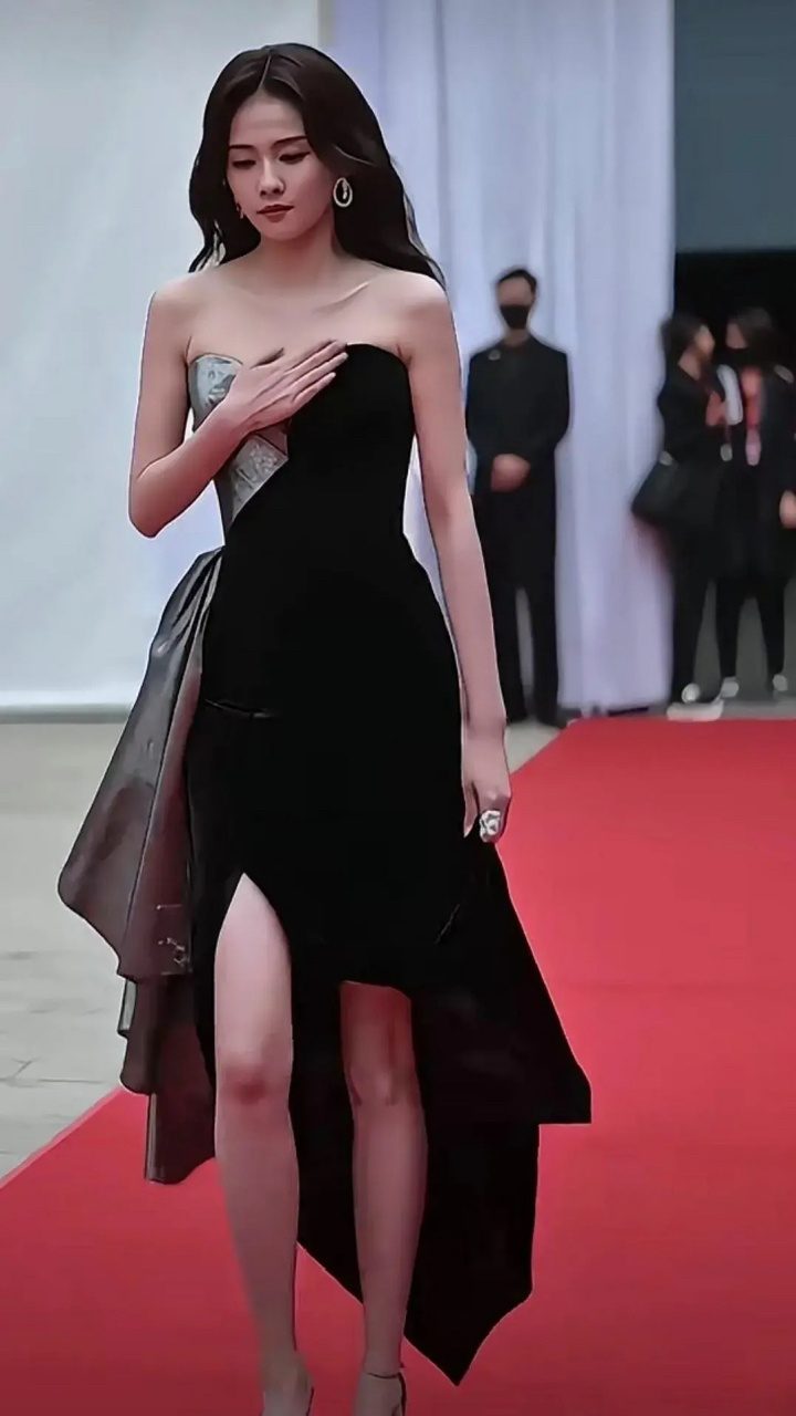 王晓菲助力2025微博电影之夜，见证光影荣耀时刻 -4
