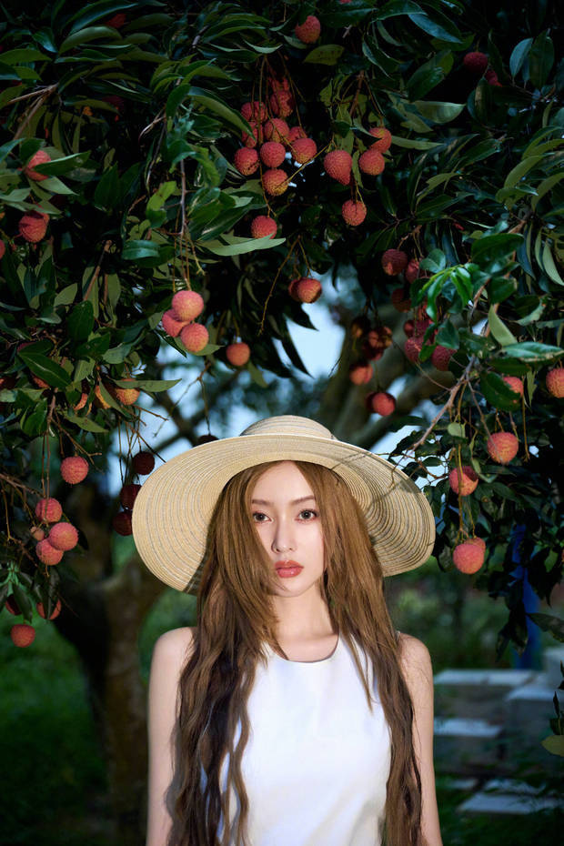 张天爱荔枝园美拍：穿白裙戴草帽，畅享田园惬意风情 -9