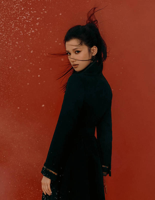 张婧仪黑衣长裙高马尾，演绎侠女剑客酷飒英姿 -2
