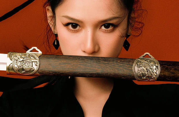 张婧仪黑衣长裙高马尾，演绎侠女剑客酷飒英姿 -1
