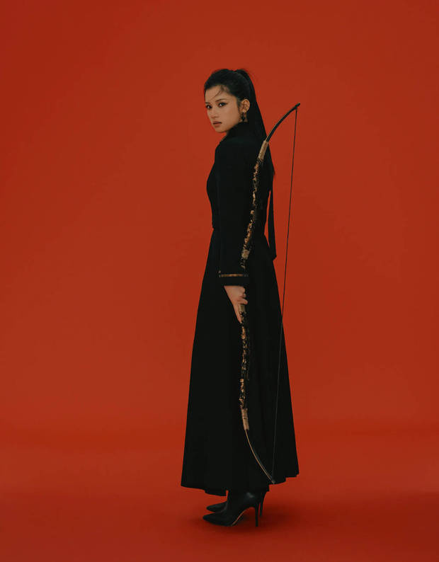 张婧仪黑衣长裙高马尾，演绎侠女剑客酷飒英姿 -9