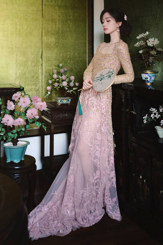 刘诗诗穿金粉刺绣裙美如画，东方古典风情诠释优雅迷人气质 -1