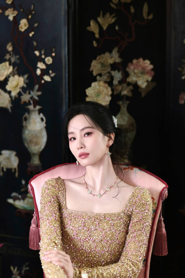 刘诗诗穿金粉刺绣裙美如画，东方古典风情诠释优雅迷人气质 -2