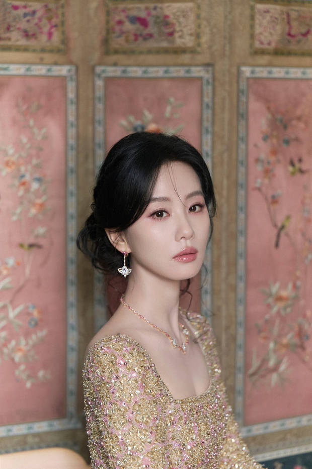 刘诗诗穿金粉刺绣裙美如画，东方古典风情诠释优雅迷人气质 -3