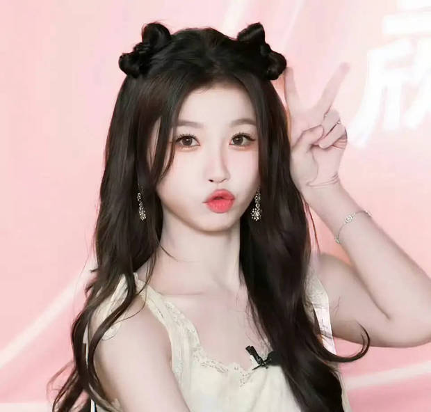 虞书欣蝴蝶结猫耳造型甜度超标！对镜比心嘟嘴萌化少女感拉满 -1