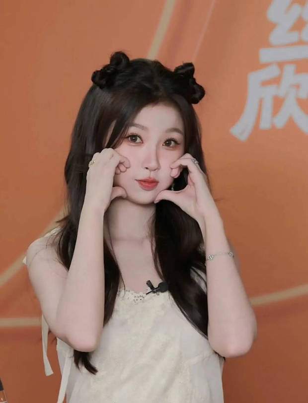虞书欣蝴蝶结猫耳造型甜度超标！对镜比心嘟嘴萌化少女感拉满 -3