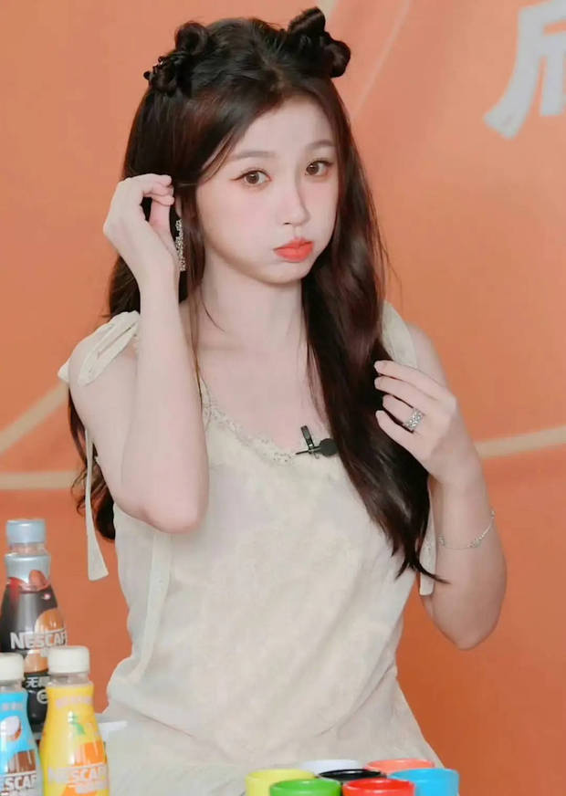 虞书欣蝴蝶结猫耳造型甜度超标！对镜比心嘟嘴萌化少女感拉满 -2