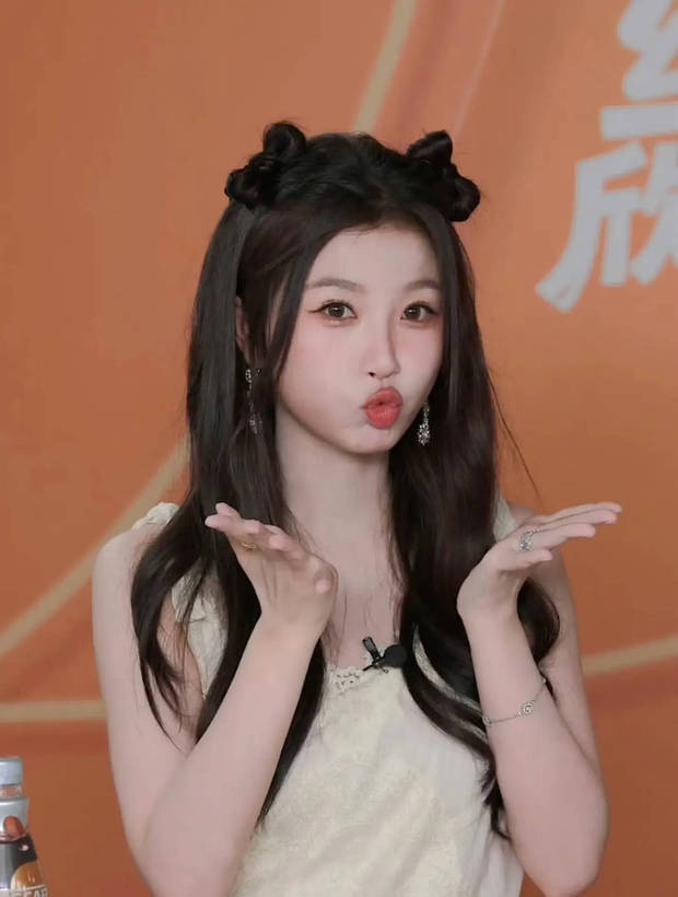 虞书欣蝴蝶结猫耳造型甜度超标！对镜比心嘟嘴萌化少女感拉满 -5