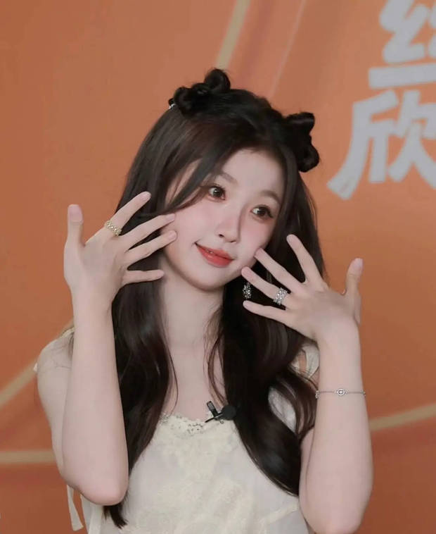 虞书欣蝴蝶结猫耳造型甜度超标！对镜比心嘟嘴萌化少女感拉满 -4