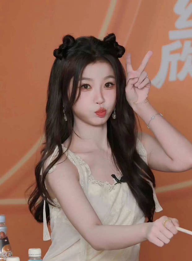 虞书欣蝴蝶结猫耳造型甜度超标！对镜比心嘟嘴萌化少女感拉满 -6