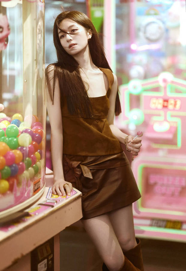 李兰迪甜辣风来袭，游戏厅美照配棒棒糖超A -1