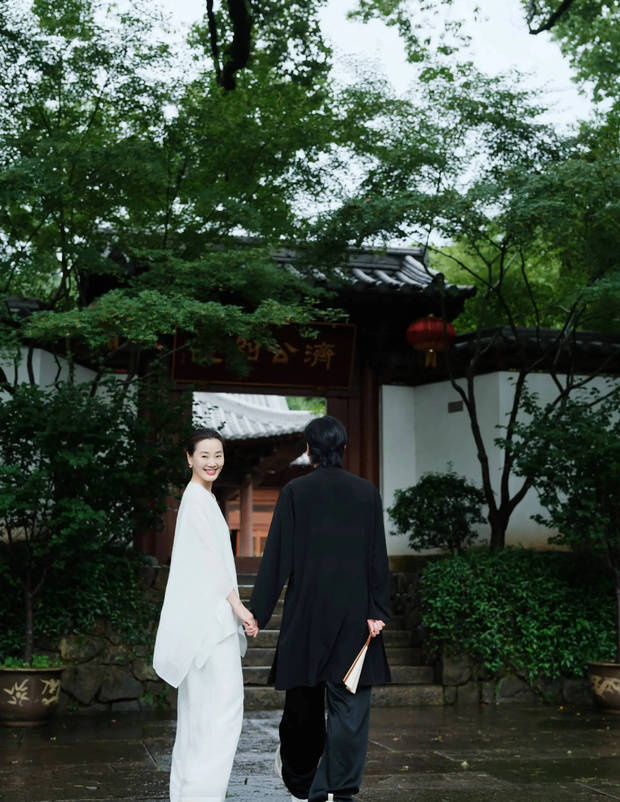 林依轮分享与妻子西华30周年合影！同框笑容温馨治愈，岁月不败恩爱真情 -3