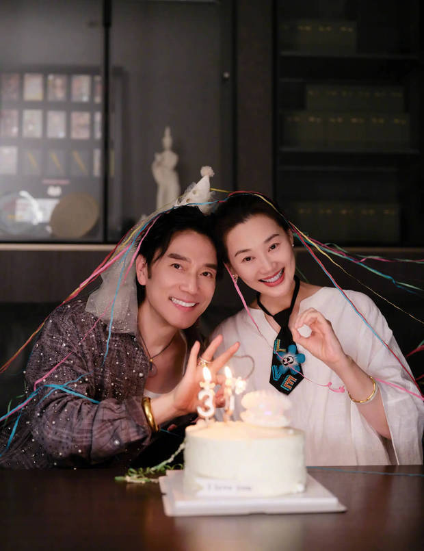 林依轮分享与妻子西华30周年合影！同框笑容温馨治愈，岁月不败恩爱真情 -1
