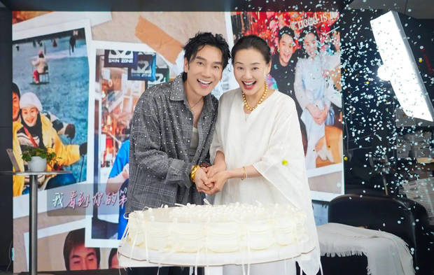 林依轮分享与妻子西华30周年合影！同框笑容温馨治愈，岁月不败恩爱真情 -5