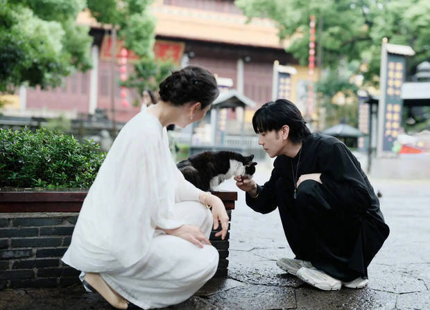 林依轮分享与妻子西华30周年合影！同框笑容温馨治愈，岁月不败恩爱真情 -8