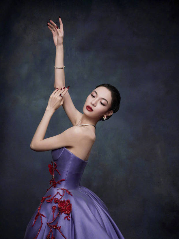 钟楚曦展示“紫色美学”：抹胸裙勾勒曲线，乌发红唇诠释高定级雍容 -7
