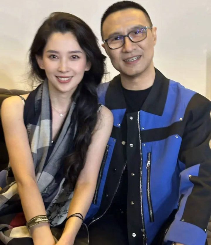 汪峰晒与女友亲密合照力破宁静绯闻！直言：“我俩好着呢” -1
