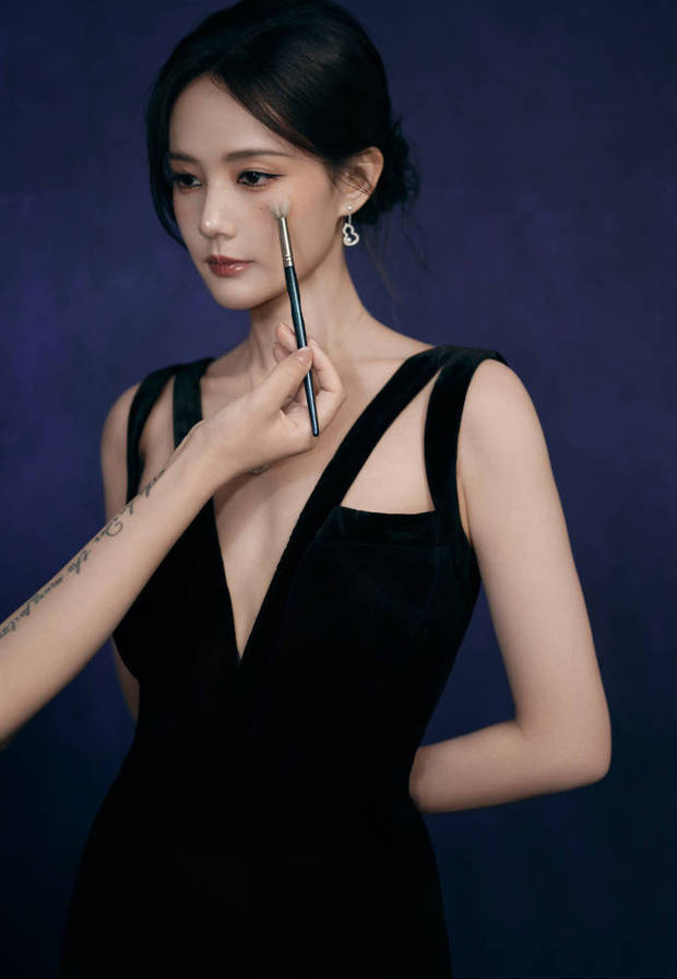 李一桐深V礼服+全包眼线！骨感身材A爆全场 -3