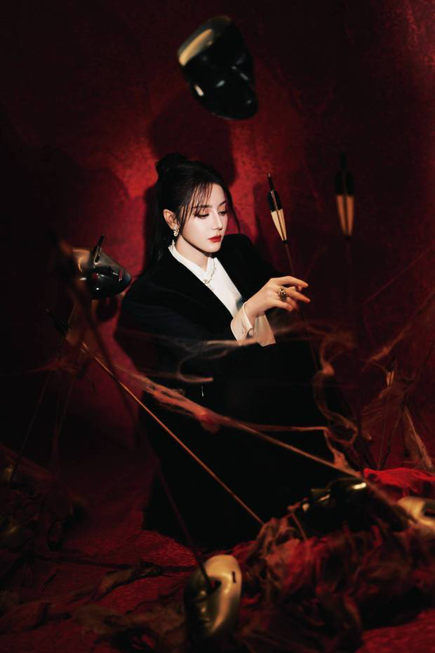 迪丽热巴歌剧风造型杀疯了！穿刺绣西装冷艳如女王 -1