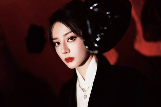 迪丽热巴歌剧风造型杀疯了！穿刺绣西装冷艳如女王 -9