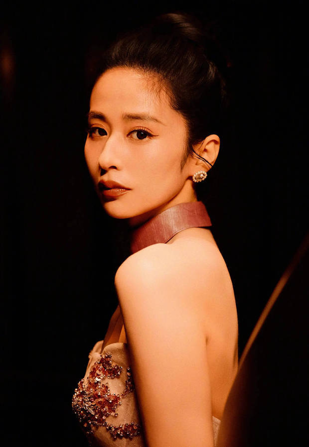 颖儿穿碎钻抹胸裙出镜 美背吸睛尽显豪门千金范 -2