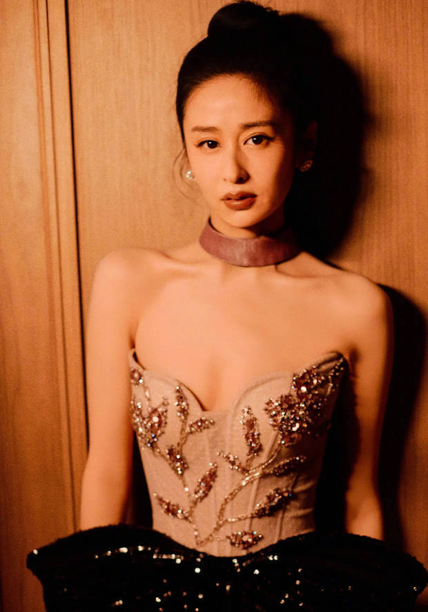 颖儿穿碎钻抹胸裙出镜 美背吸睛尽显豪门千金范 -1