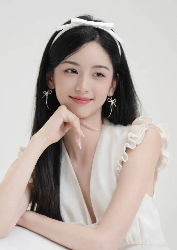 周也晒蝴蝶结写真 黑发粉唇演绎少女浪漫感 -4