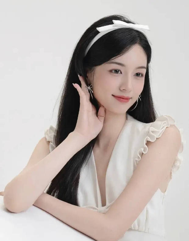 周也晒蝴蝶结写真 黑发粉唇演绎少女浪漫感 -3